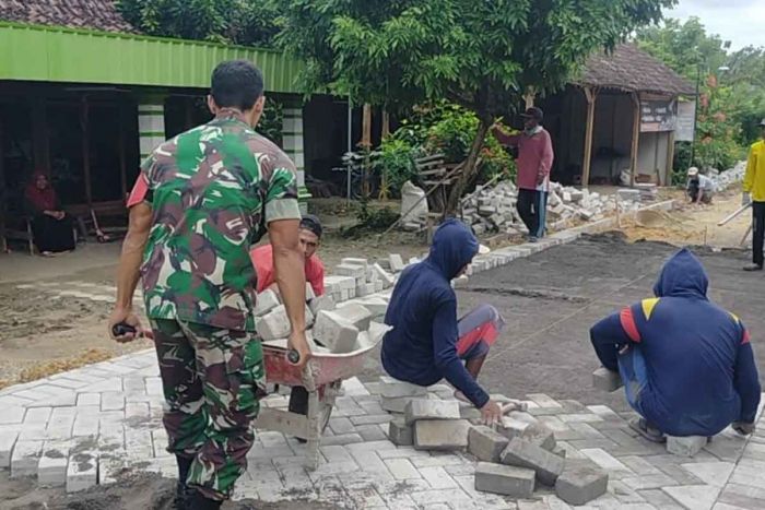 Babinsa Koramil Bringin bersama Masyarakat di Ngawi, Gelar Kerja Bakti Pavingisasi