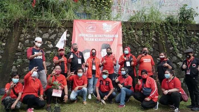 ​Anggota Fraksi PDIP DPRD Jatim Gelar Aksi Tanam Pohon di Bantaran Kali Ciliwung