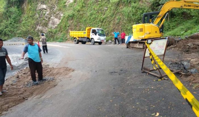 Jalan Ambles di Km 226 Pacitan, UPT PJJ Lakukan Penaganan Darurat