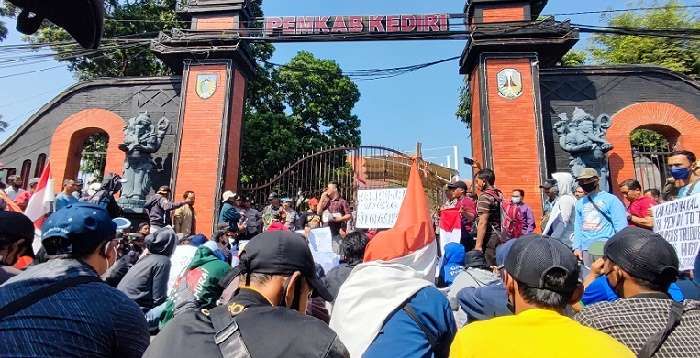 Tuntut Redistribusi Lahan HGU, Ratusan Warga Puncu Geruduk Kantor Pemkab Kediri