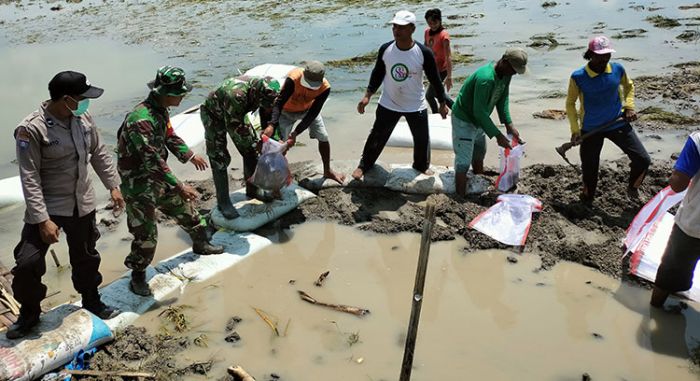 TNI-Polri di Bojonegoro Sinergi dengan Petani Atasi Tanggul Kali Ingas yang Jebol