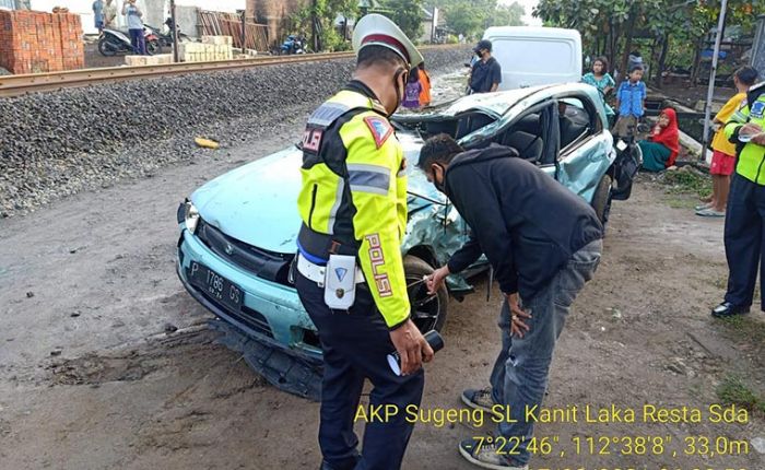 Tiba-tiba Mesin Mobil Mati di Tengah Rel, Sedan Tertabrak Kereta Api, Penumpang Selamat 