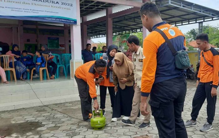 Mahasiswa Unira bersama FPRB dan FRPB Edukasi Masyarakat Konang Pamekasan