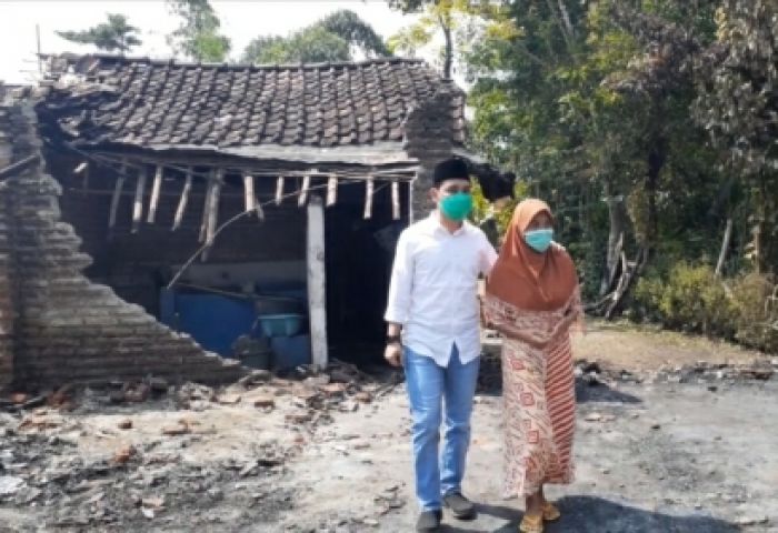 ​Didatangi Gus Barra, Dibantu Uang, Beras, dan Mie, Ninik yang Rumahnya Terbakar Nangis Haru