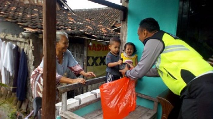 Bantu Warga Kurang Mampu, Sejumlah Komunitas Bagi-bagi Nasi Bungkus