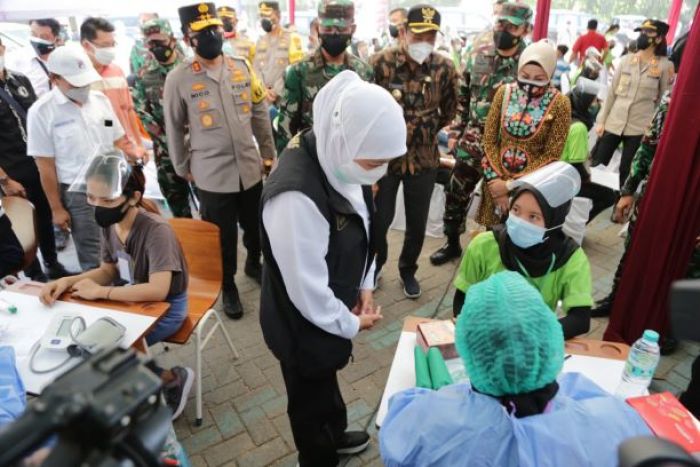 Gubernur Khofifah Cek Vaksinasi Berbasis Pekerja di Sidoarjo