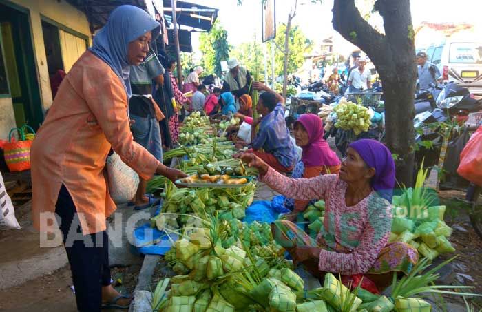 Penjual Ketupat Mulai Berjejer di Pasar-pasar Tradisional Pamekasan