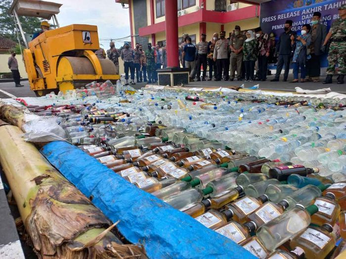 Polres Blitar Musnahkan 2.928 Botol Minuman Keras dan Ratusan Ribu Pil Koplo