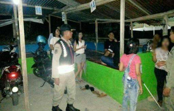 Razia Kafe Remang-remang: Satpol PP Gresik Garuk 10 Pasangan Mesum, 2 PSK, dan Ratusan Miras