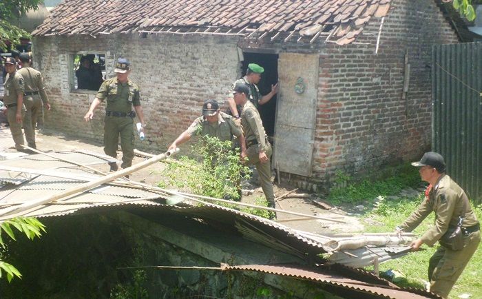 Kembalikan Fungsi Fasum, Satpol PP Kota Mojokerto Bongkar Bangli