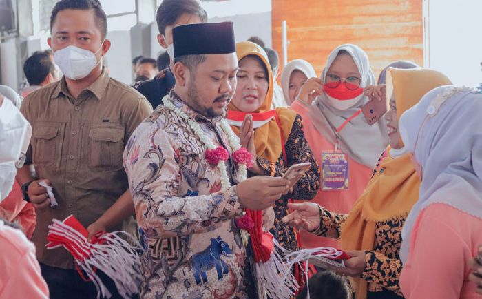 Bupati Gresik Gelorakan Gerakan Pembagian 17.000 Bendera Merah Putih Gratis