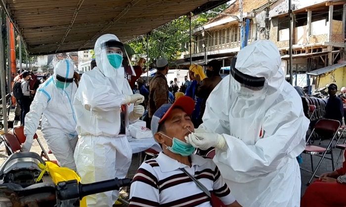 ​Pemkot Surabaya Gelar Rapid dan Swab Test Massal di Pasar Pabean, 5 Reaktif