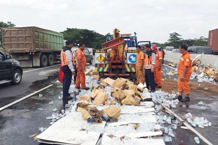 Ban Meletus, Truk Boks Muatan Air Mineral Tumpah Berserakan di Tol Sidoarjo