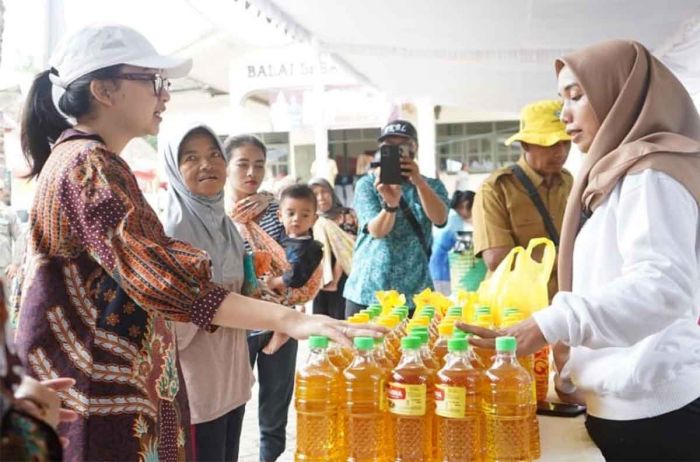 Jelang Lebaran, Ketua TP PKK Kabupaten Kediri Pimpin Pasar Murah dan Pembagian Suvenir