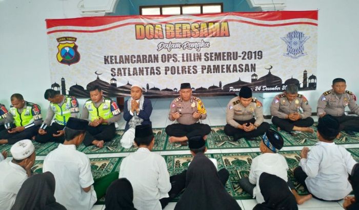 ​Jelang Nataru, Kasatlantas Polres Pamekasan Beri Santunan dan Gelar Doa Bersama Anak Yatim