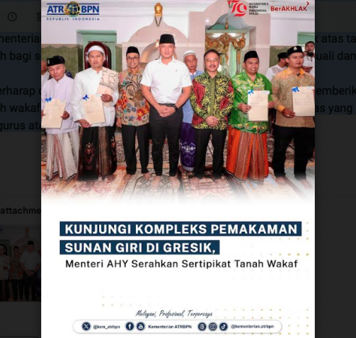 Menteri ATR/BPN Agus Harimurti Yudhoyono Serahkan Sertifikat Wakaf di Gresik