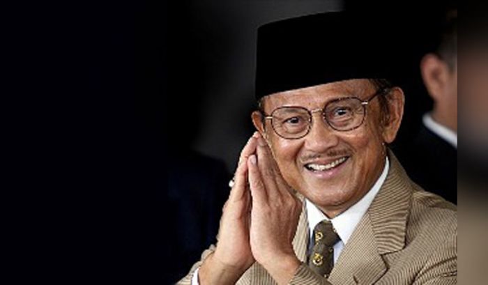 BJ Habibie Wafat, Gubernur Khofifah Ajak Warga Jatim Salat Ghaib dan Kibarkan Bendera Setengah Tiang