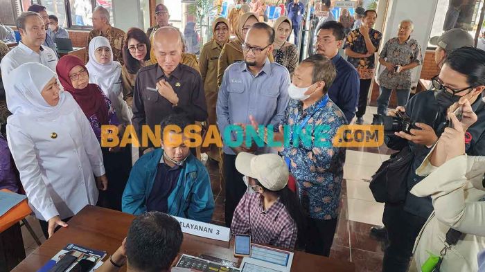 Gubernur Khofifah Tinjau Posko Pelayanan PPDB SMA dan SMK Negeri di UPT TIKP Jatim