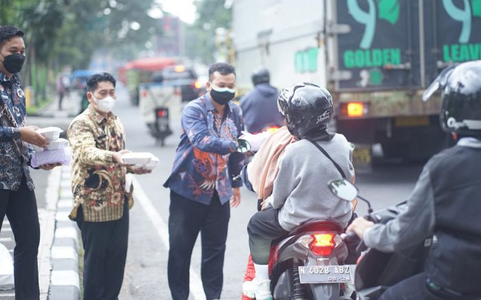 Selama Ramadan, Imigrasi Malang Bagikan Paket Takjil kepada Pengendara Tiap Jumat