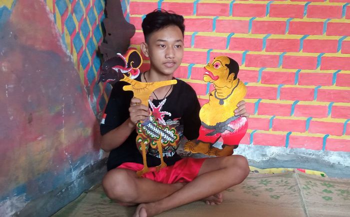 Tak Mampu Beli, Anak SMP di Madiun Bikin Wayang Sendiri