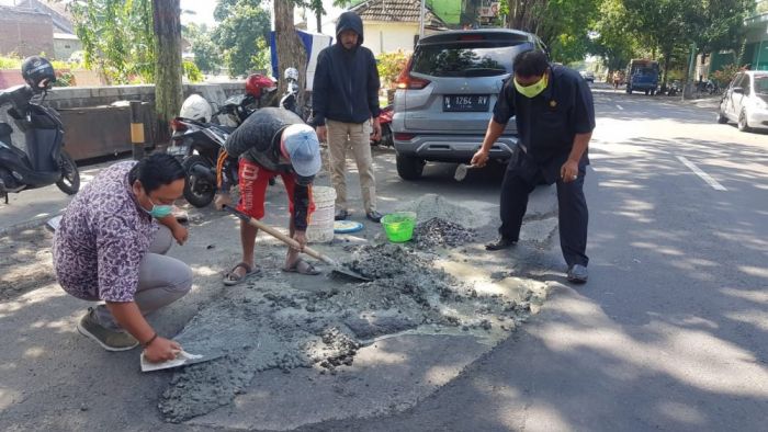 ​Kesal Dengan Jalan Rusak, Warga Jalan Semeru Sindir Pasang Banner