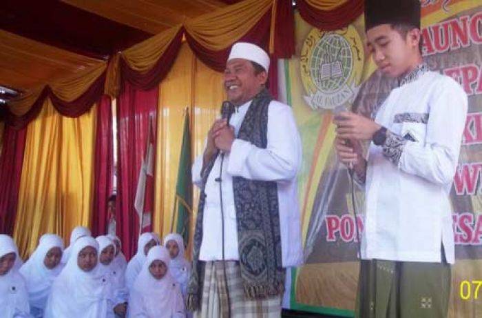 KH Taufiq Ajari Santri Al-Fauzan Cepat Kuasai Kitab Kuning