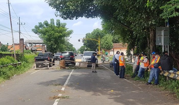 Buntut Ambruknya Tiang Penyangga Jembatan Kedungasem Kota Probolinggo Ambruk, Arus Lalin Dialihkan