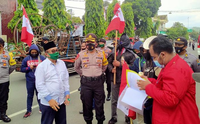 Tolak UU Cipta Kerja, Jimat Trenggalek Minta Ketua DPRD Teken Tuntutan Mahasiswa