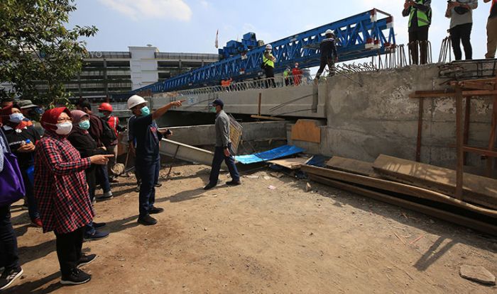 ​Capai 60 Persen, Risma Minta Pembangunan Jembatan Joyoboyo Rampung November