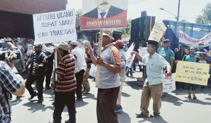 Tuntut Coblosan Ulang, Warga Gayaman Geruduk Kantor Pemkab Mojokerto