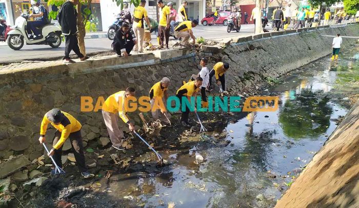 Cegah Bencana Banjir, Polres Jombang Bersihkan Aliran Sungai