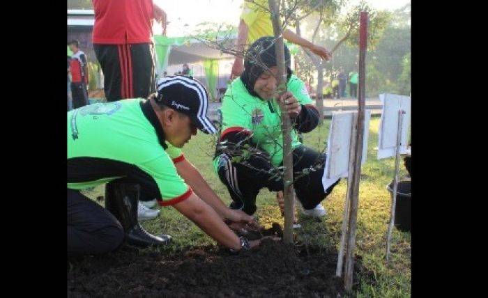 Peringati Hari Bumi dan Air, BLH Probolinggo Gelar Apel Pagi dan Tanam Pohon