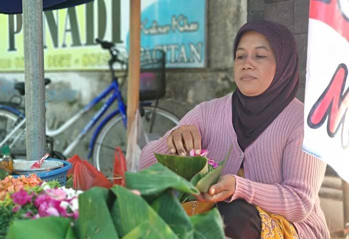 Jelang Ramadan, Penjaja Bunga Tabur Dadakan Mulai Menjamur di Pacitan 