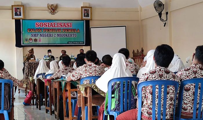 Disdikbud Kota Mojokerto Gelar Sosialisasi Calon Pemilih Pemula di SMPN 2