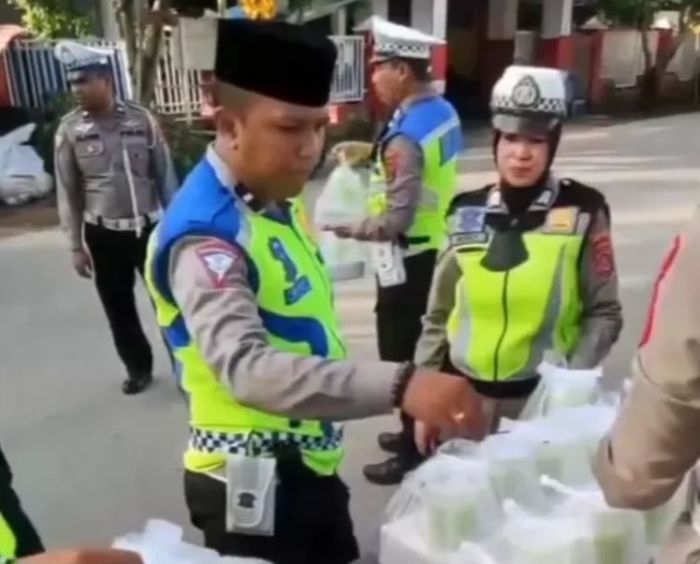 Lucu! Polisi Bagikan Takjil, Pengendara Putar Balik, Jalan Raya Sepi, Mengira Tilang