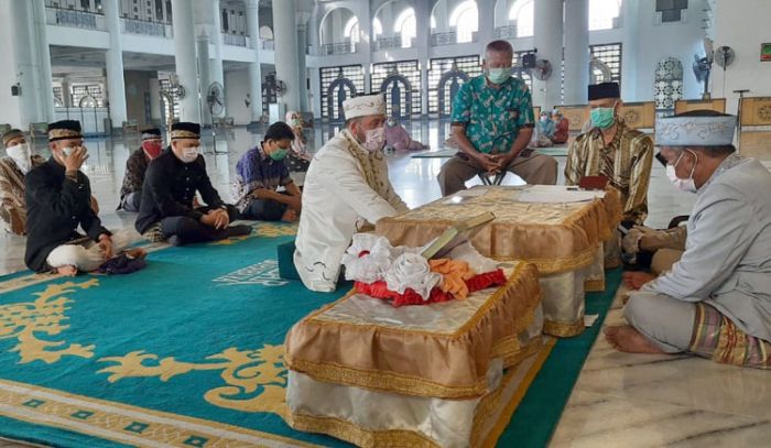 Khofifah Beri Hadiah pada Dua Pasang Mempelai Pengantin yang Tunda Resepsi Penikahan