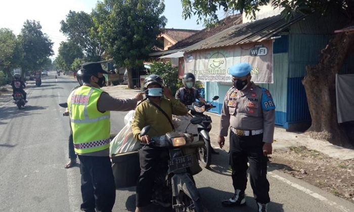 Tingkatkan Kedisiplinan Masyarakat, Polres Madiun Gelar Operasi Yustisi dan Bagi-Bagi Masker