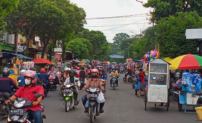 Malam 25 Ramadan, 500 PKL Mengalap Berkah di Sekitar Makam Sunan Giri