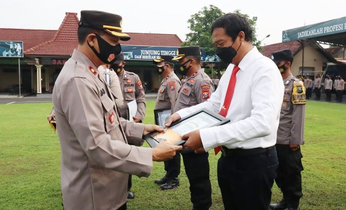 Laksanakan Tugas Sesuai TWT, 18 Personel Terima Penghargaan dari Kapolres Mojokerto Kota