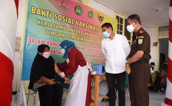 Peringati Hari Bhakti Adhyaksa ke-61, Wali Kota Kediri Tinjau Vaksinasi Covid-19 di Kejari