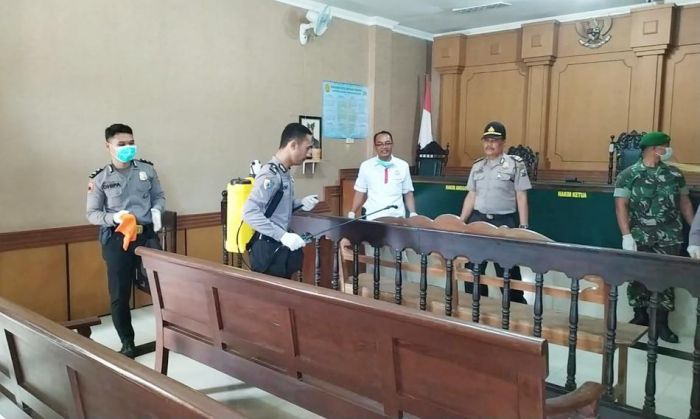 Antisipasi Covid-19, PN Bangkalan Semprotkan Disinfektan ke Seluruh Ruangan