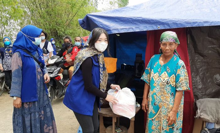 Amelia Anwar, Kader Muda Nasdem Gresik Bagi Sembako Kepada Korban Banjir Kali Lamong