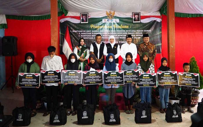 Gubernur dan Baznas Jatim Serahkan 22 Huntara hingga Beasiswa untuk Korban Longsor di Ponorogo