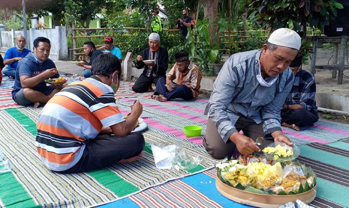 Lockdown Dibuka, Warga Rembang Kota Blitar Gelar Syukuran dan Potong Tumpeng