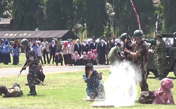 "Rakyat Perang Lawan Belanda dan Inggris" Usai Upacara HUT RI di Jombang