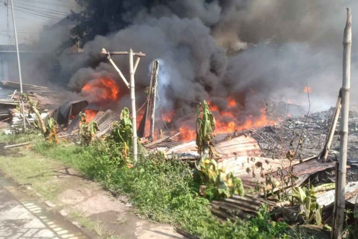 Diduga Korsleting Listrik, Gudang Rongsokan di Sidoarjo Terbakar