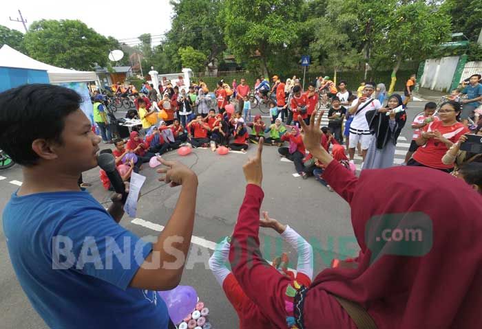 Belajar Bahasa Isyarat di Hari Difabel Internasional