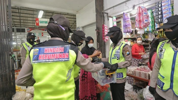 Beri Edukasi Warga, Polwan Lamongan Keliling Tawarkan Masker Baru