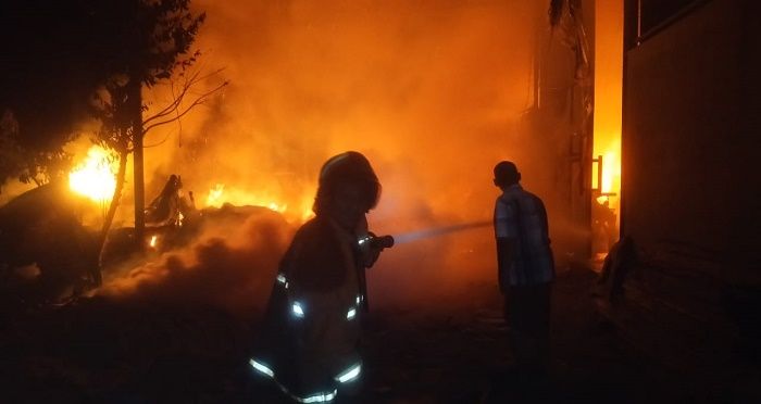 Bermula Bakar Sampah, Gudang Mebel di Desa Doudo Gresik Ludes Terbakar