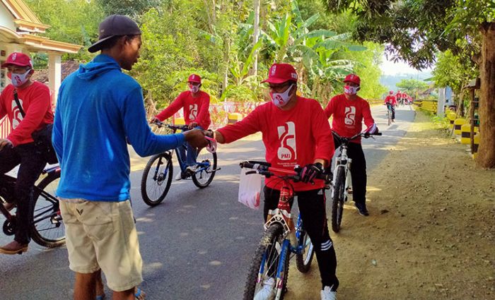 Peringati Hari Jadi ke-75, PMI Trenggalek Gelar Bagi-Bagi Masker dengan Sepeda Ontel